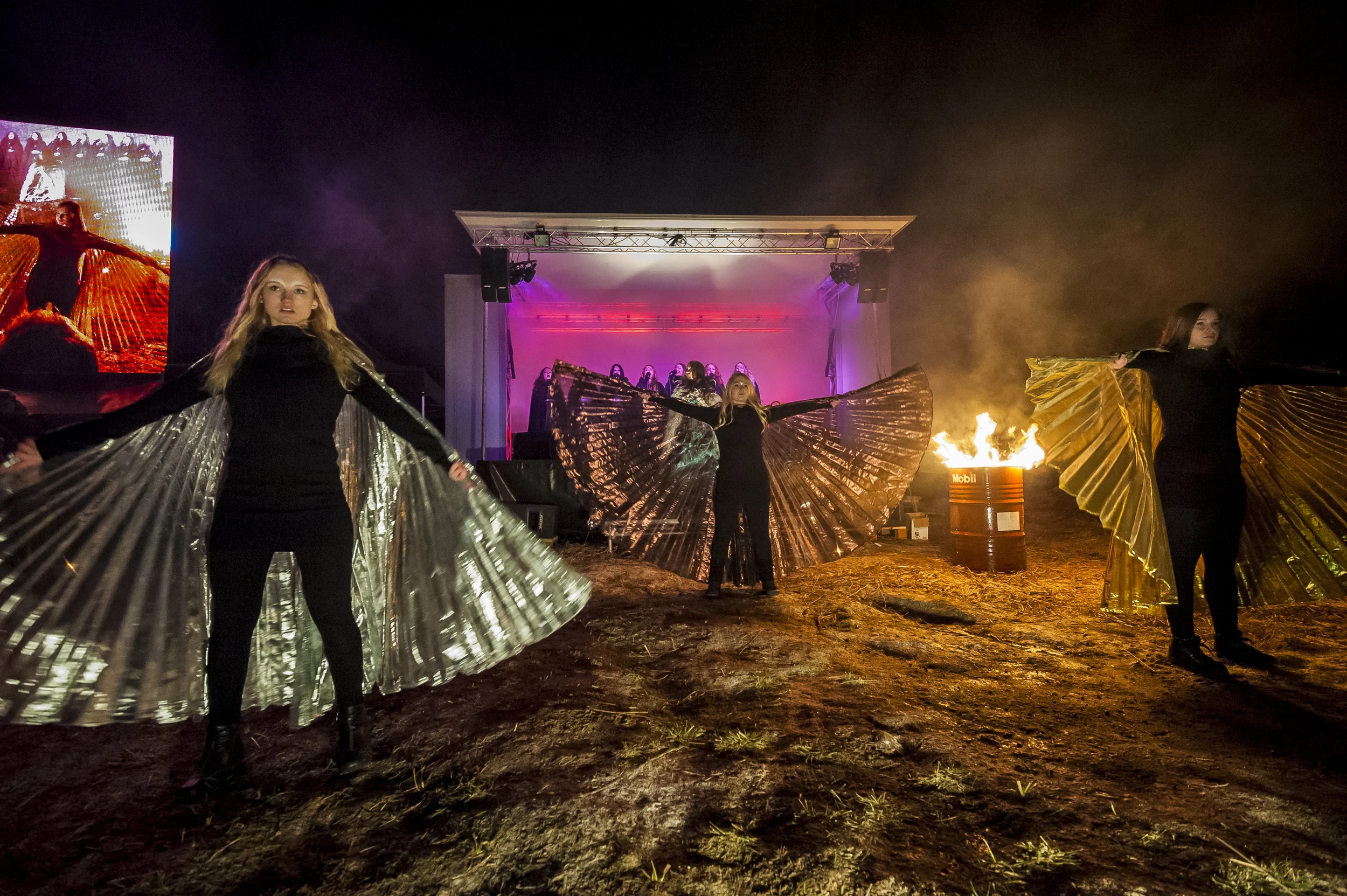 Bergsjö Dansstudio medverkade i Lucia i folktron showen. Från vänster: Alma Karlsson, Elin Ingvald och Matilda Hall. Foto: Martin Burmester