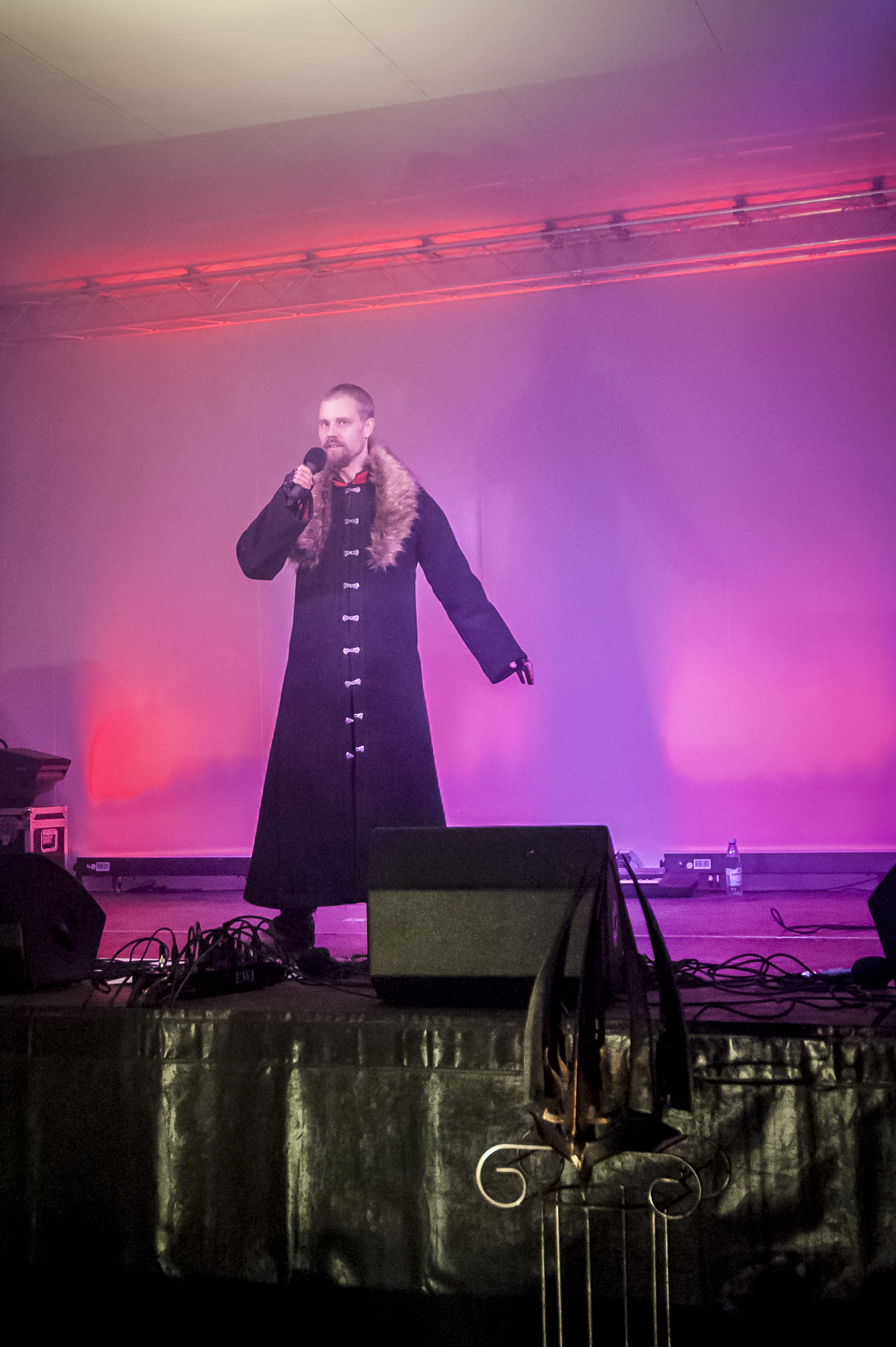 Leo Flavum, berättar legenden om Lucia i folktron i årets show på Midvinterglöd. Foto: Martin Burmester