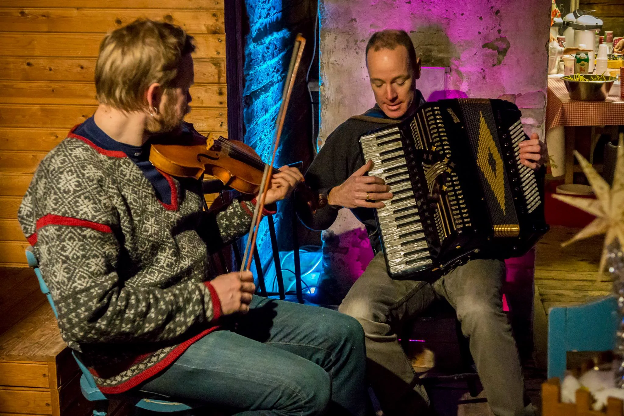 Thomas von Wachenfeldt, fiol och Tomas Söderlund, Dragspel uppträdde i Musikkvarnen under Midvinterglöd. Foto: Martin Burmester