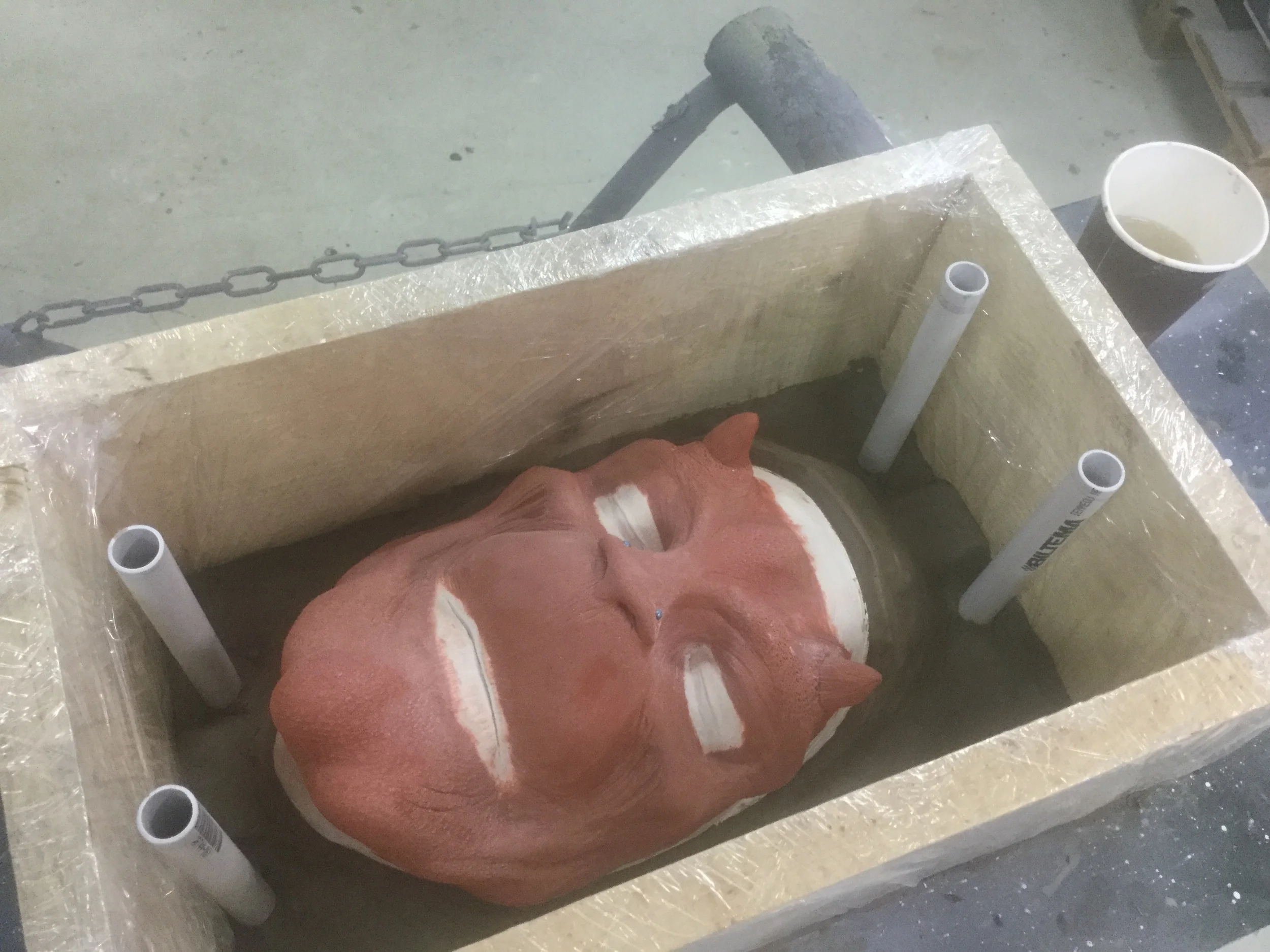 Mask nummer två som skapas av Linda "Flickan" Tolind, även här en Fauninspirerad karaktär, som ska bäras av modellen Kalle "Eldsmeden" Svensson. Här är även denna mask redo att bäddas in i gips. 