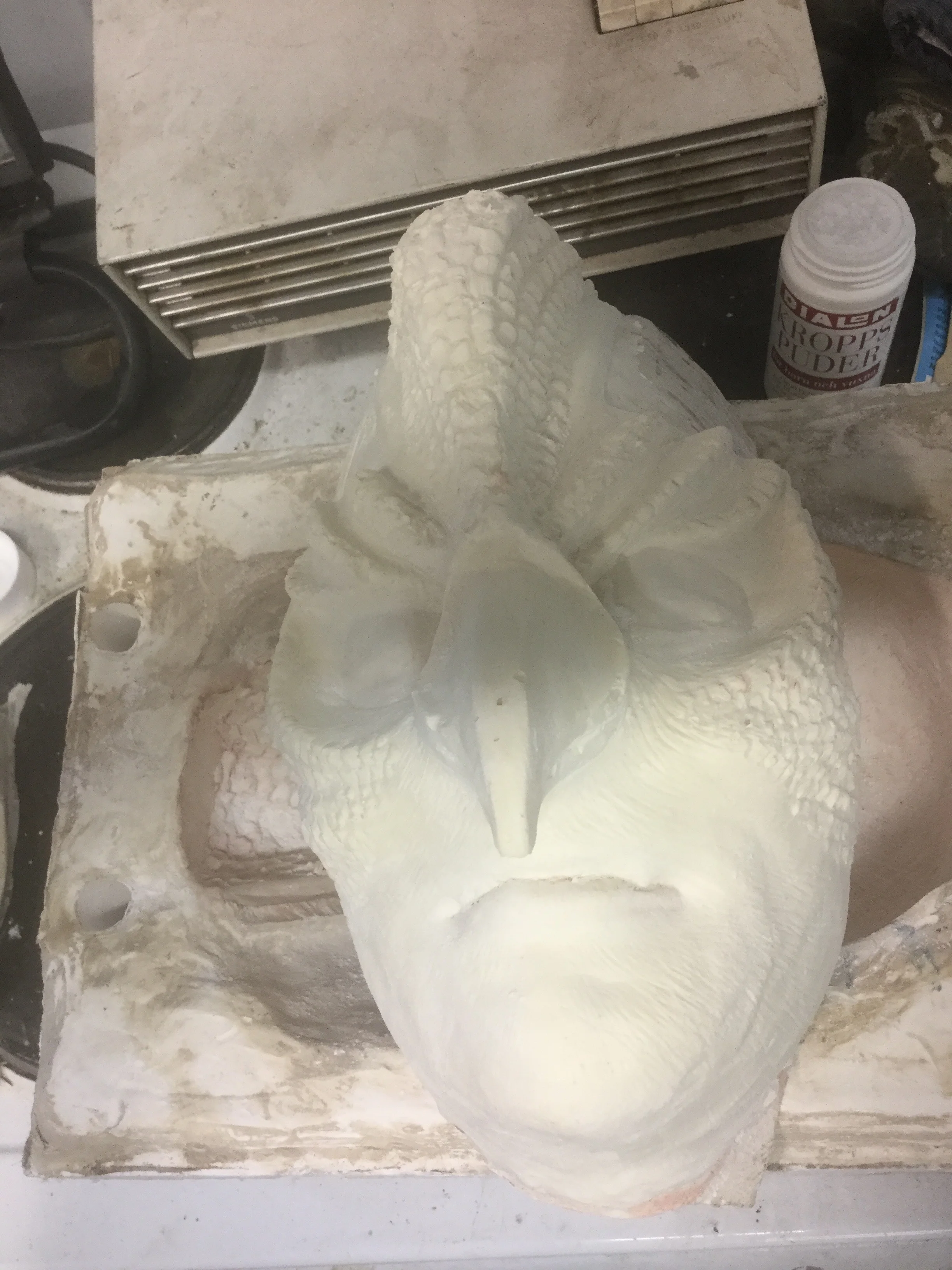 Fågel Fenix masken är klar i sin grundform! Hurra! Nästa steg är att färglägga masken, dekorera och prova den på modellen. :) 
