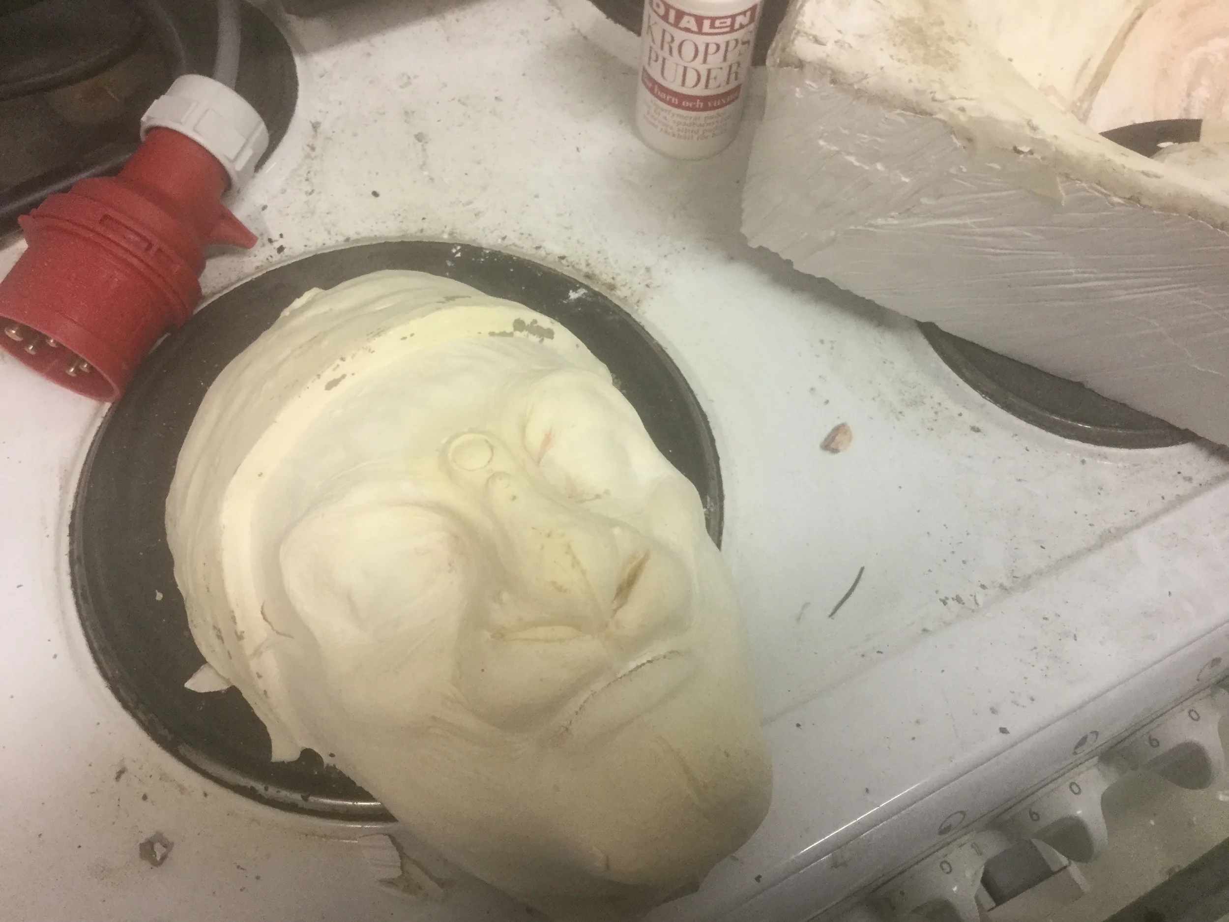 Faunmasken är klar, redo att färgläggas, dekoreras och provas ut på modellen! Hurra!! :) 