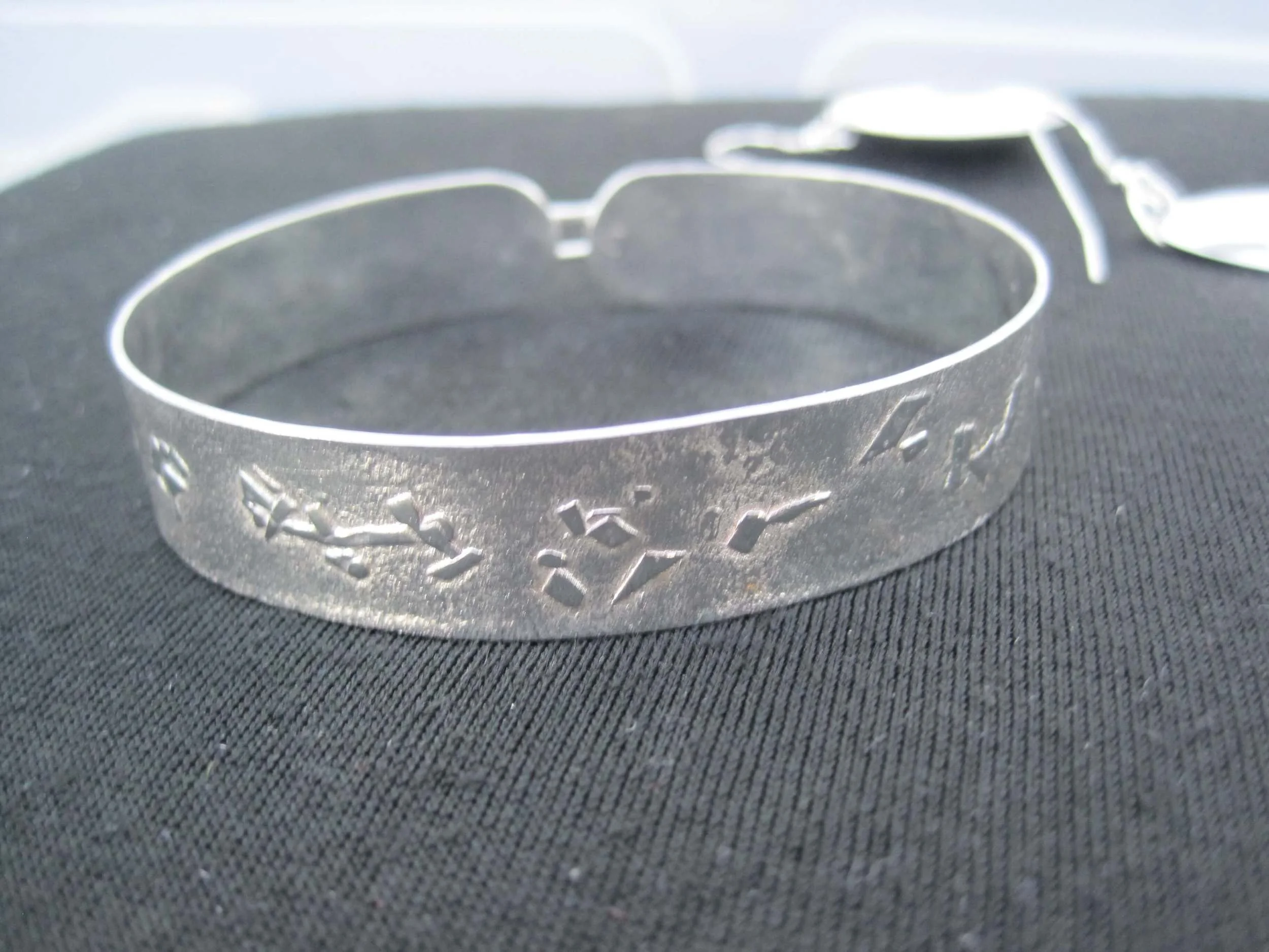 Silversmeden Barbro Svensson Löfstedt medverkar på Midvinterglöds julmarknad