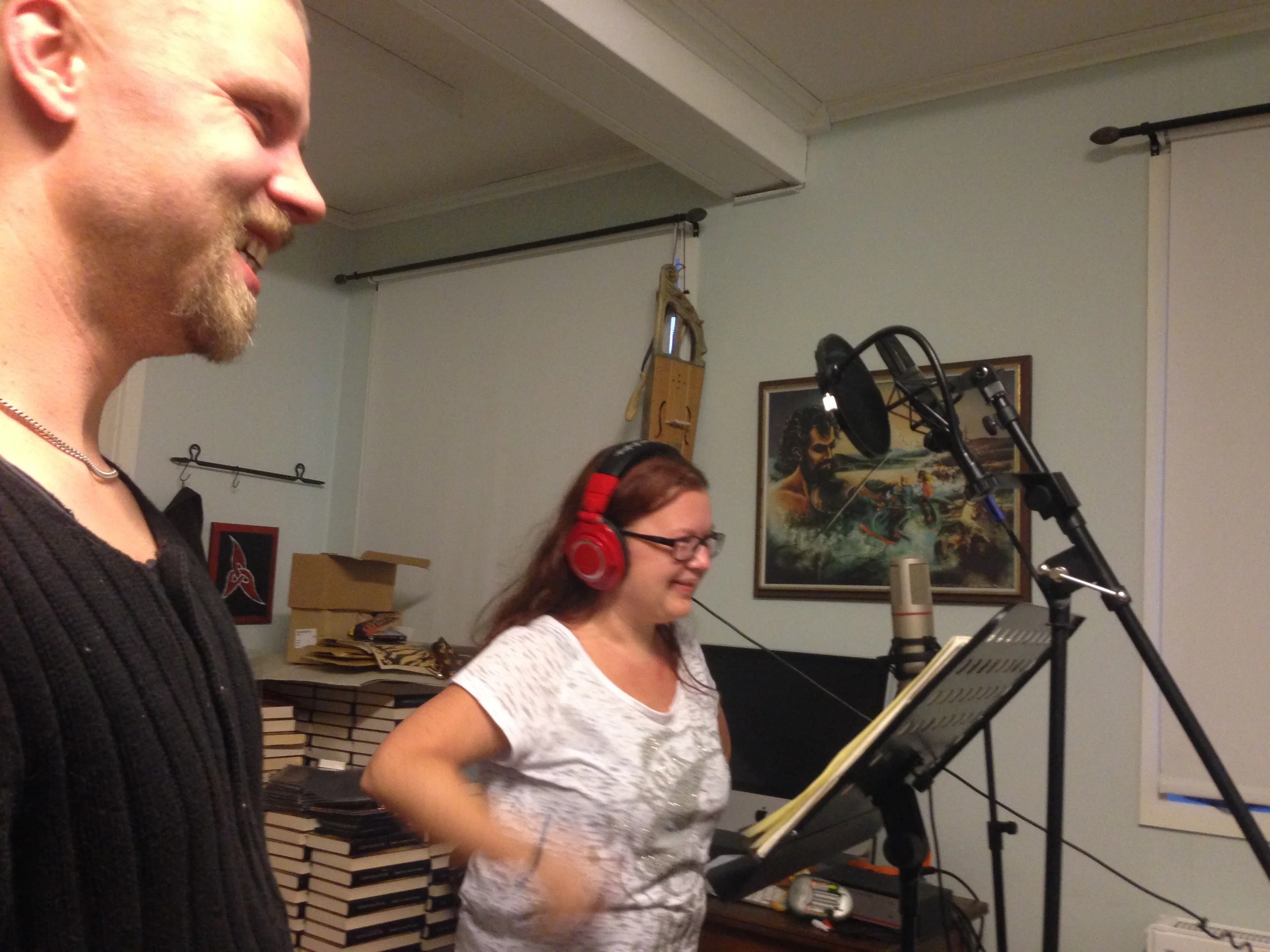 Glada miner i studion! Låtskrivare Leo Flavum och nu är det Barbro Larssons tur att spela in sin stämma på låten FeatherFall. Foto: Fredrik Fernlund
