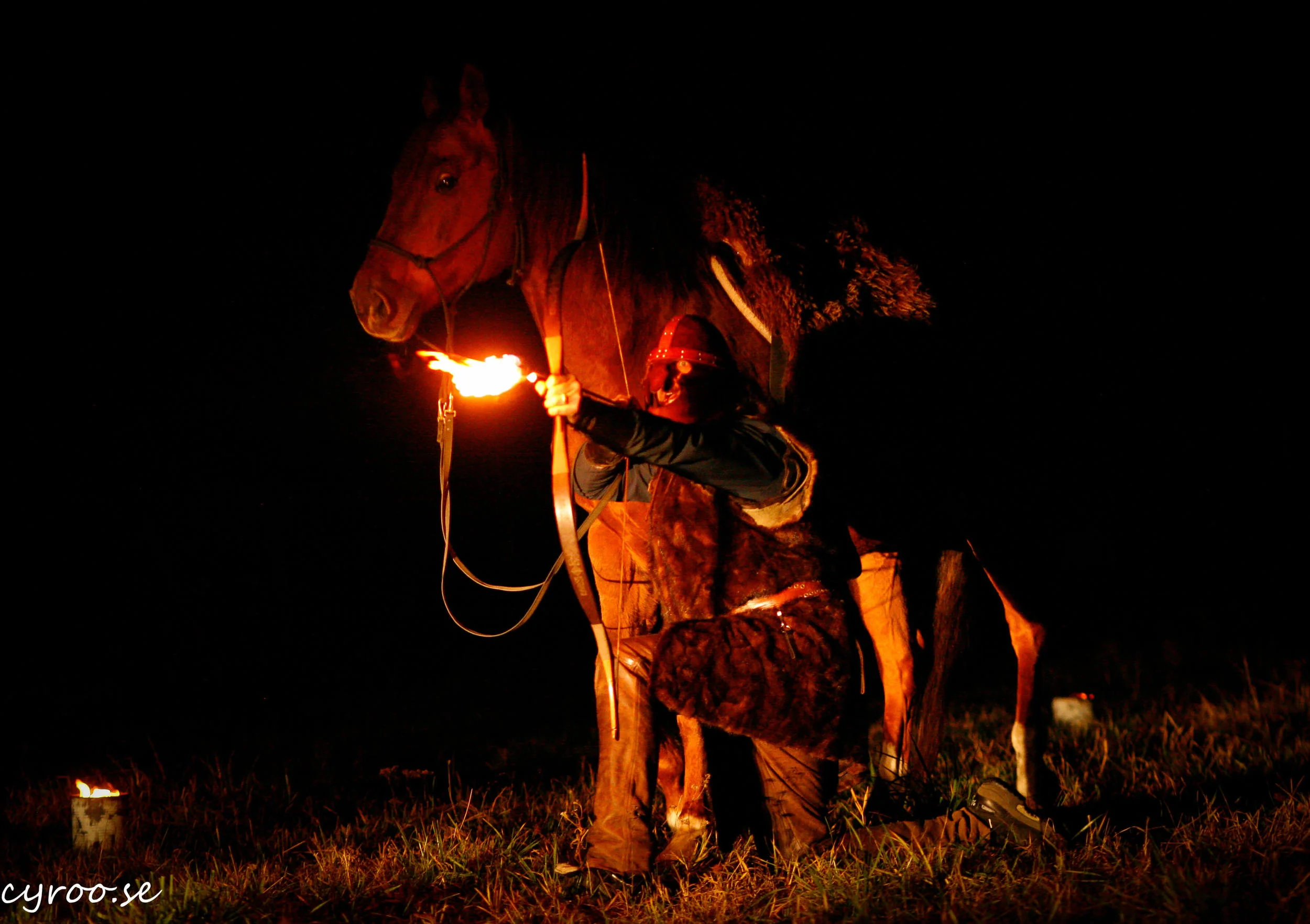 Med eld, mystik och musik uppträder Dalecarlian Horse Adventures med beridet bågskytte på Midvinterglöd