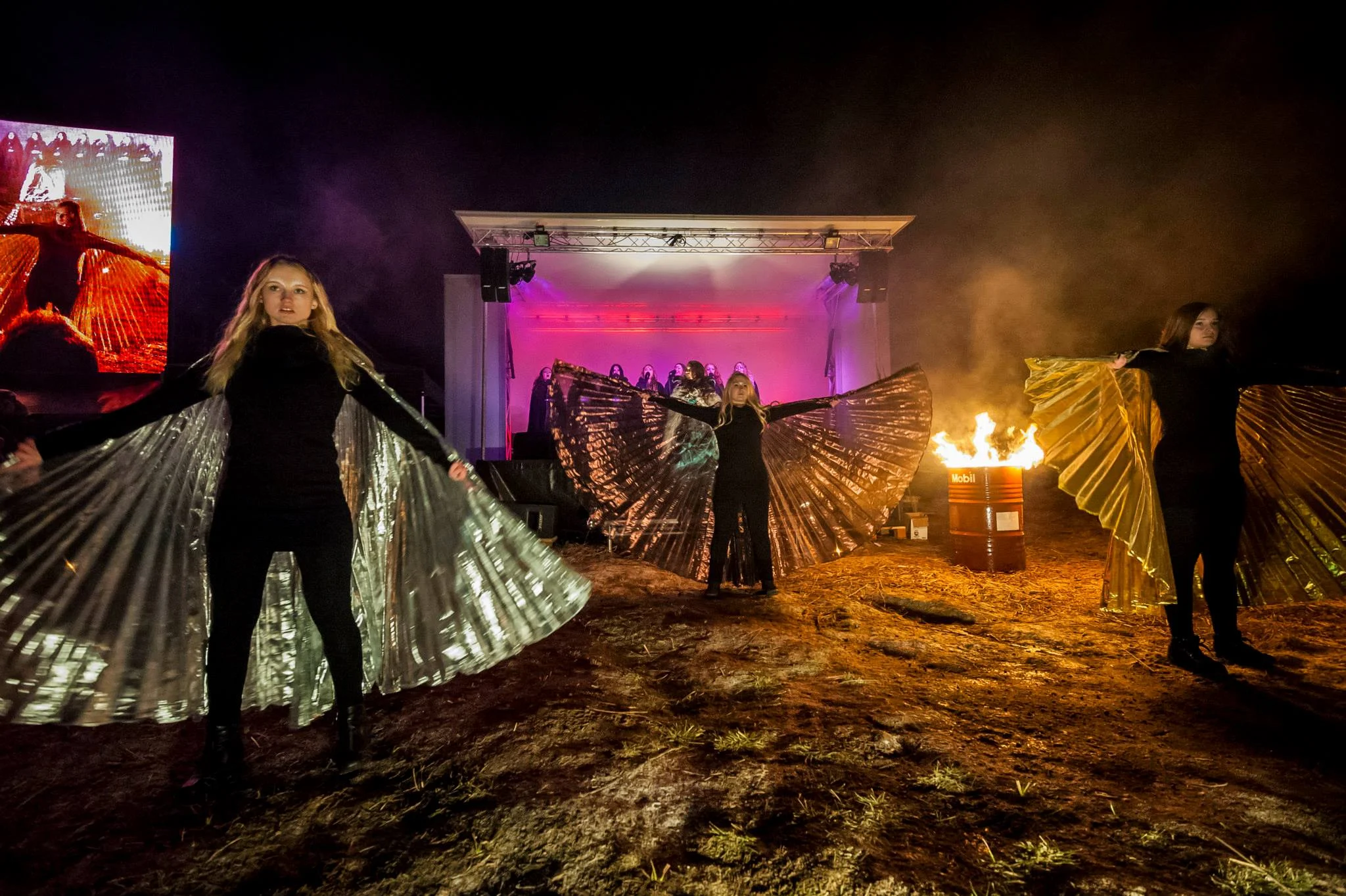 Magiskt musikaliskt skådespel med showen Lucia i folktron. Sång, eld, dans, magi, mystik. Bilden är från Midvinterglöds lucia i folktron show år 2014. Foto: Martin Burmester