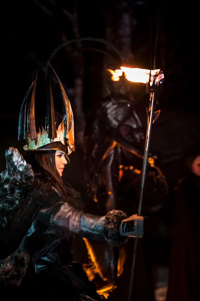 År 2012 blev starten till den nya traditionen Midvinterglöd och vår Lucia i folktron där Katarina Borbos iträdde rollen som Lucia. Den 12 december 2015 återvänder Katarina till Midvinterglöd för att än en gång bära Lucians skrud, smideskrona och eldstav. Foto: Martin Burmester