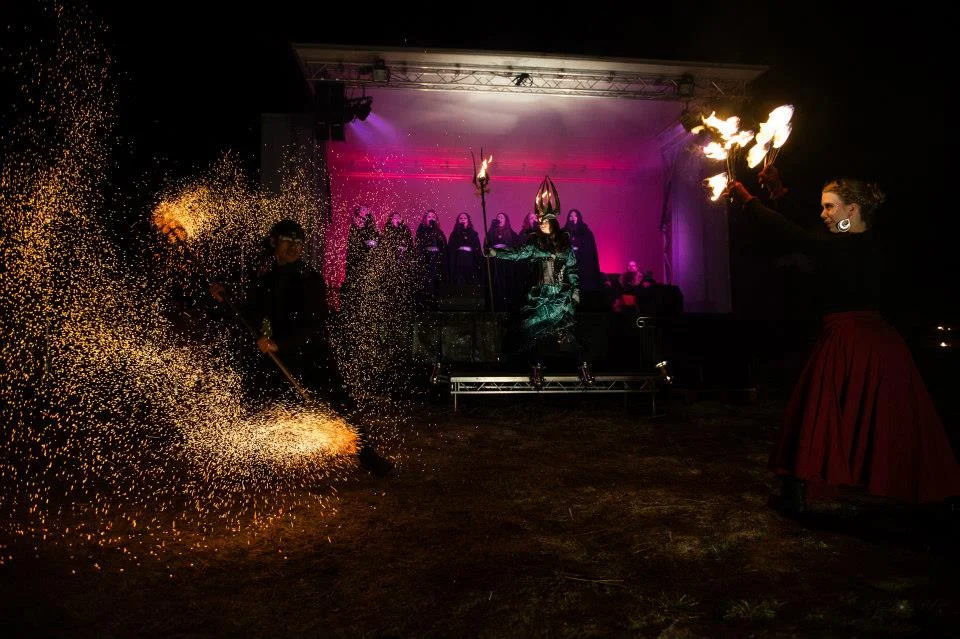 Magiskt musikaliskt skådespel med showen Lucia i folktron. Sång, eld, dans, magi, mystik. Bilden är från Midvinterglöds lucia i folktron show år 2014. Foto: Philippe Rendu