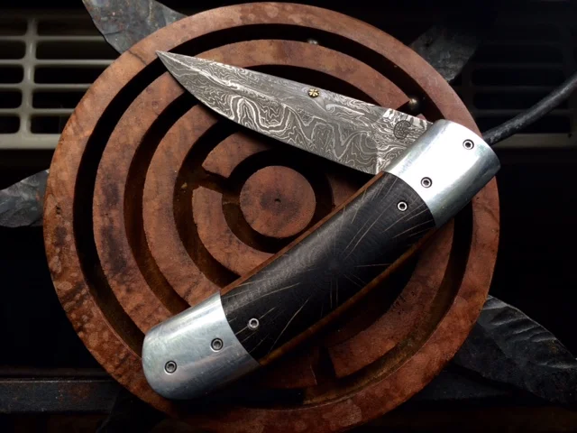 Svans smedja med vackert knivhantverk