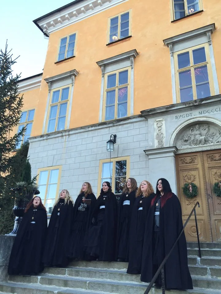 Vokalgruppen Dimmerar'yn uppträdde på slottstrappan med sånger och stämning från Midvinterglöd. Foto: Fredrik Fernlund