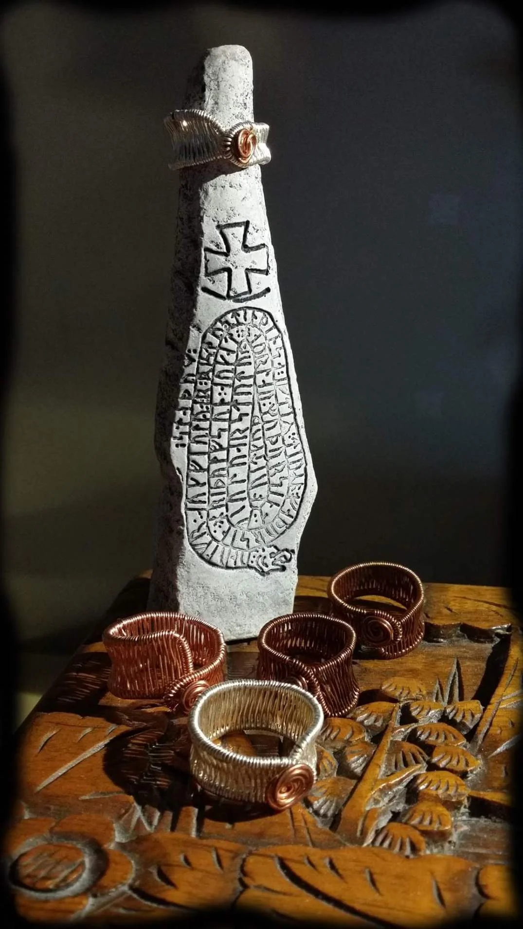 Stina-Elise Trolin ställer ut sina smycken till försäljning på Midvinterglöds julmarknad.&nbsp;