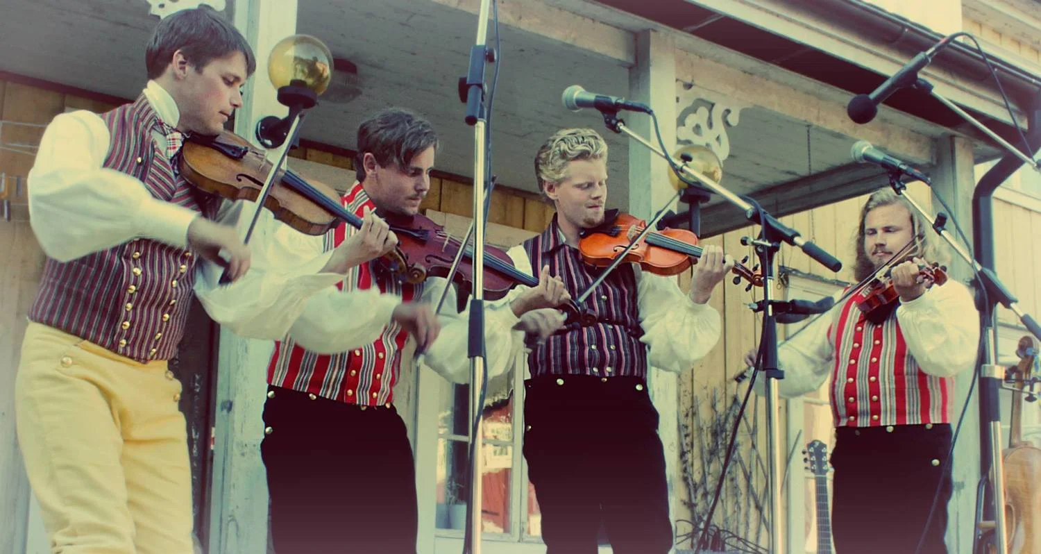 De 4 kläpparna bjuder på folkmusik i musikkvarnen