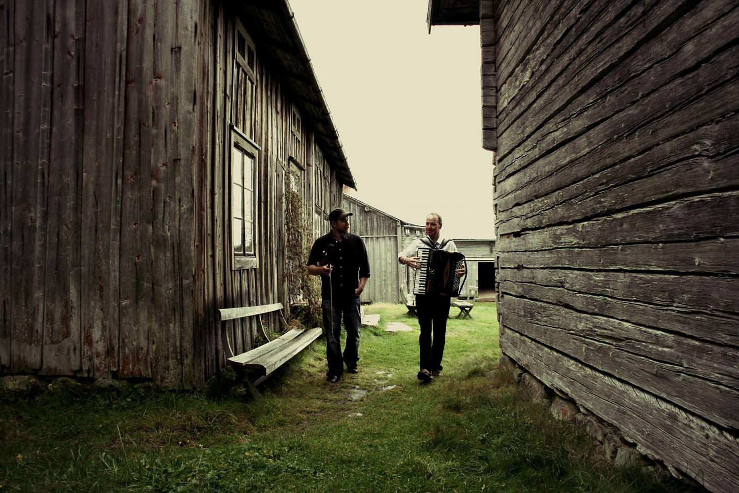 Riksspelman Thomas von Wachenfeldt och dragspelare Tomas Söderlund uppträder med folkmusik i Å-kvarnen under Midvinterglöd.