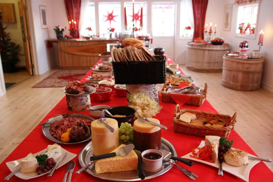 Upplevelsepaketet Midvinterglöd, boende, julbuffé och frukost på Hotell Mellanfjärden 12 december