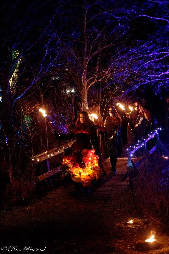 midvinterglöd lucia i folktron peter bivesand.jpg