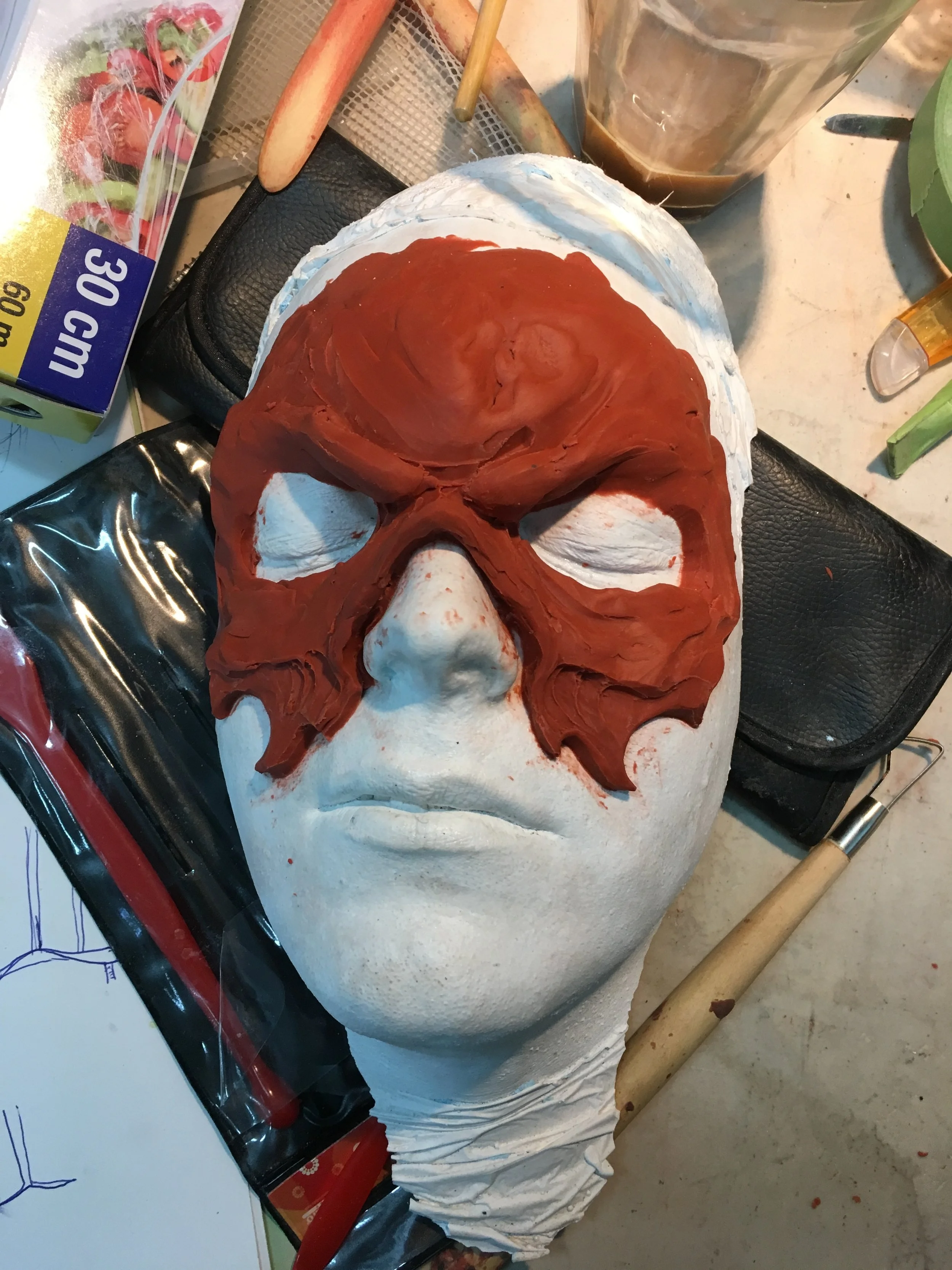 Linda påbörjade även arbetet med att skapa en väsenslik mask till Fredrik, en av arrangörerna bakom glöden..