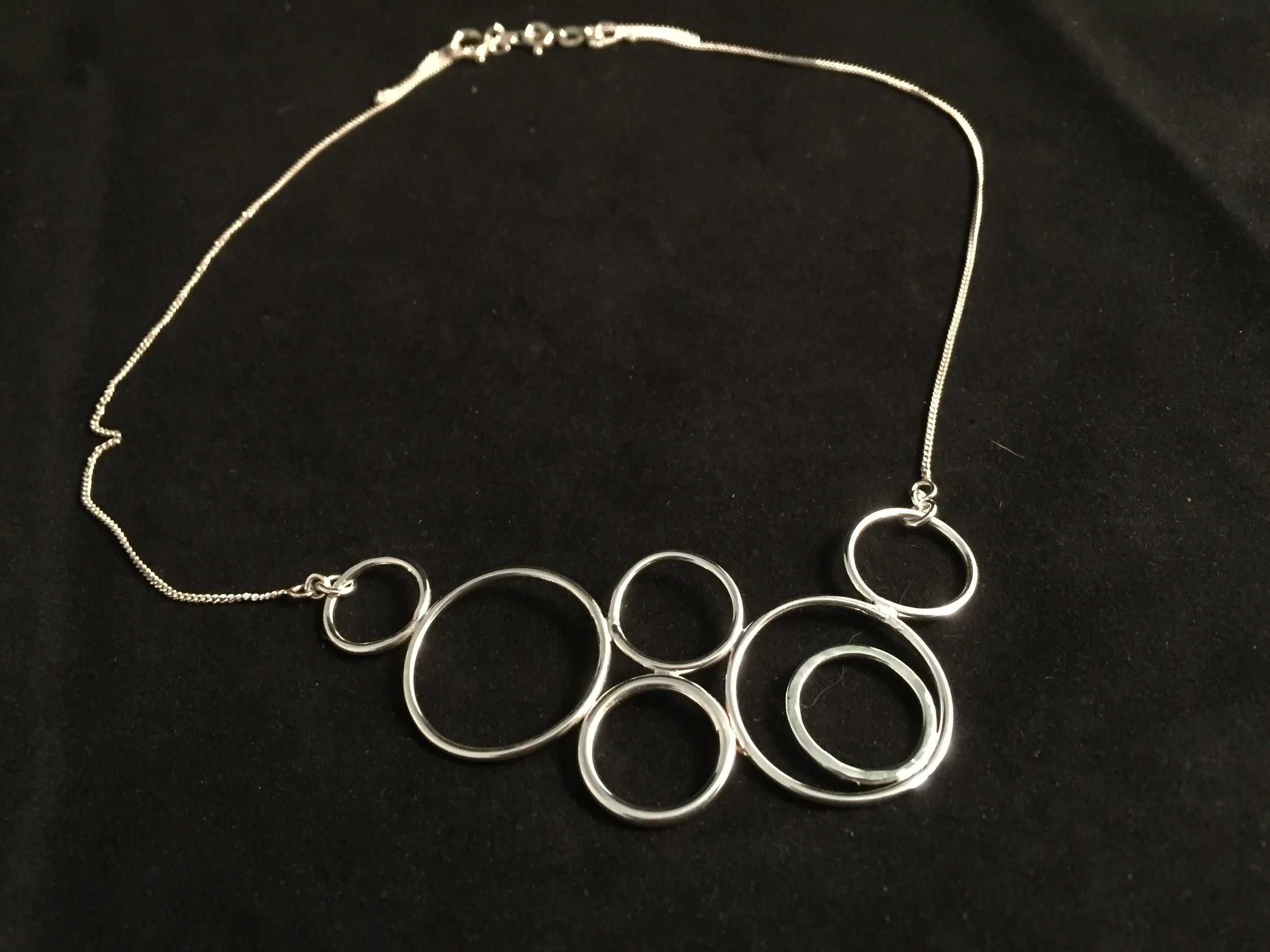 Silversmeden Barbro Svensson Löfstedt ställer ut sitt hantverk på Midvinterglöds julmarknad