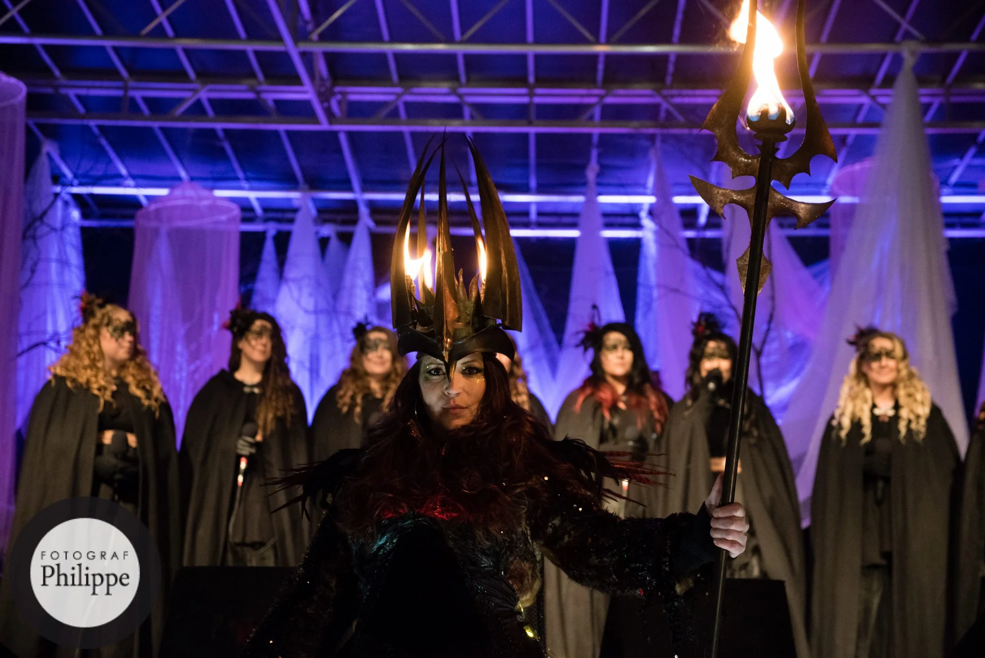 Katarina Borbos gestaltar Lucia i folktron, Vokalgruppen Dimmerarýn i bakgrunden. 