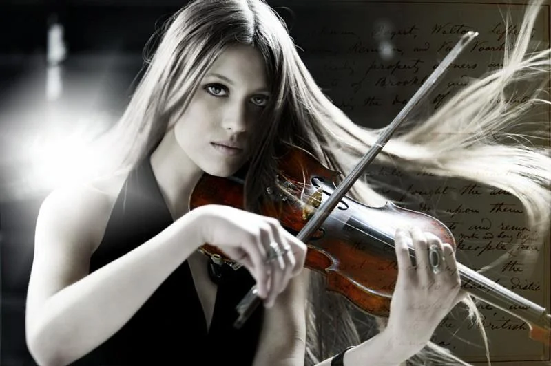 Violinisten Francesca Crotti Musnicki från Italien närvarar på Midvinterglöd i Jättendal.