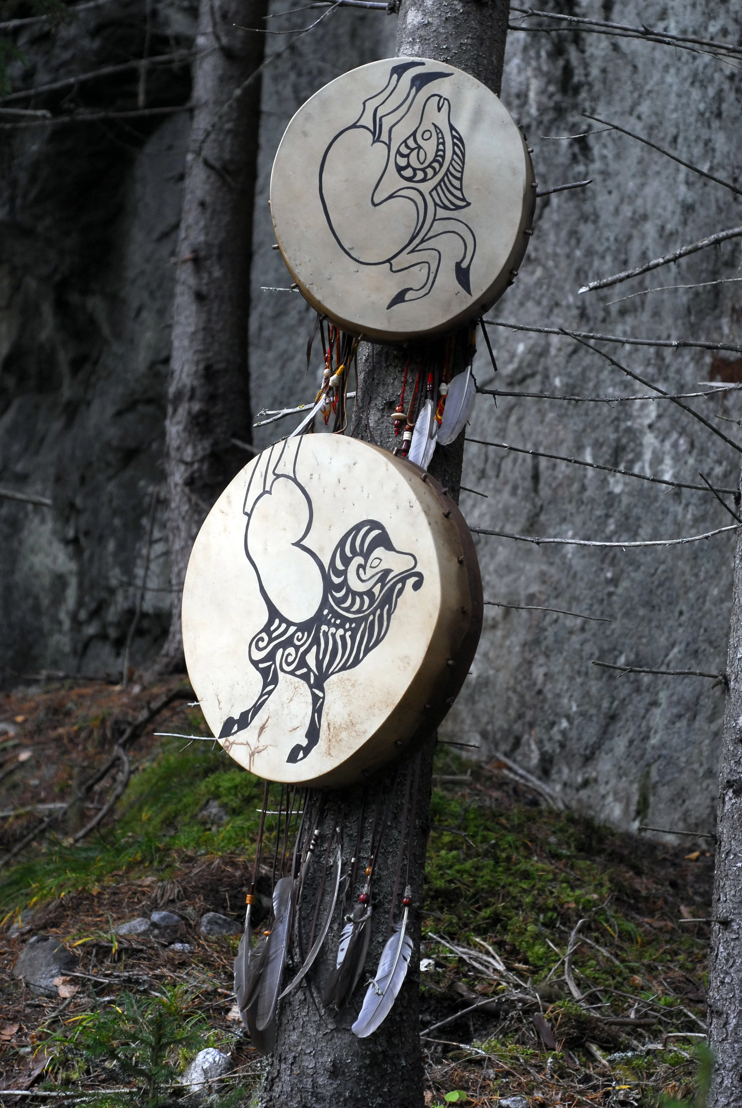 Maria Tjärnström ställer ut sina shamantrummor och kraftsmycken på Midvinterglöd