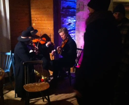 Folkmusik i Åkvarn under MIdvinterglöd