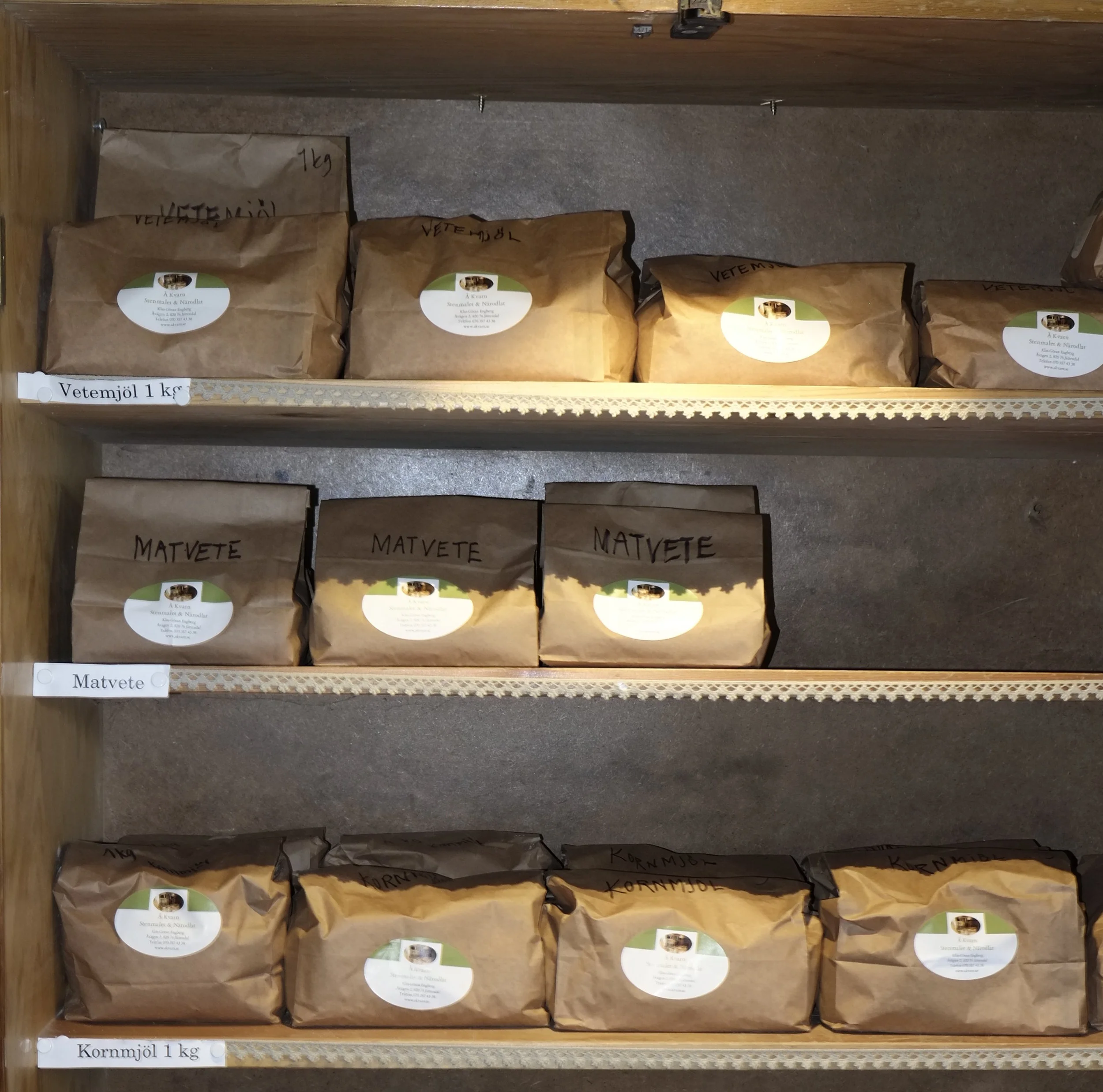 Fantastiskt mjöl till salu i Åkvarn. Mjölet är lokalproducerat i Åkvarn, i Jättendal 