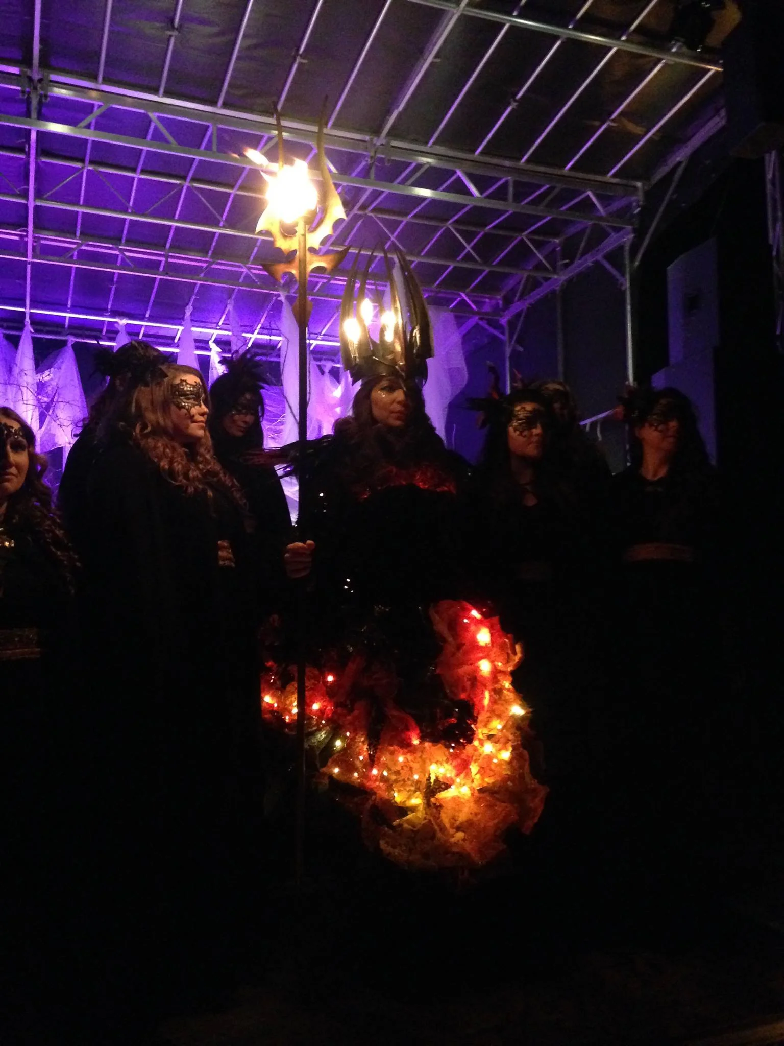 Katarina Borbos gestaltar vår Lucia i folktron. Lucians kostym designad och skapad av Petra Shara Stoor. Smideskrona och smidesstav av smeden Fredrik Thelin. 