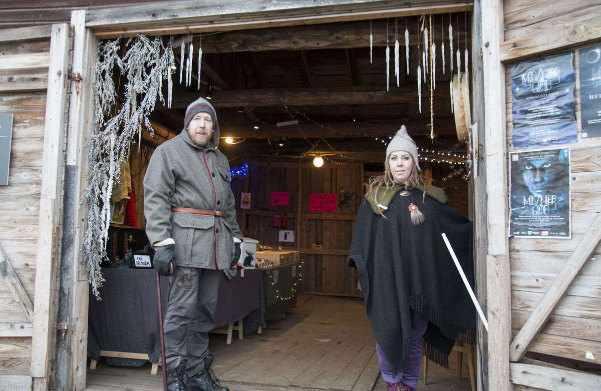 Även i utställningsladan var det fullt av besökare under eftermiddagen och kvällen. Foto: Johan Adeström