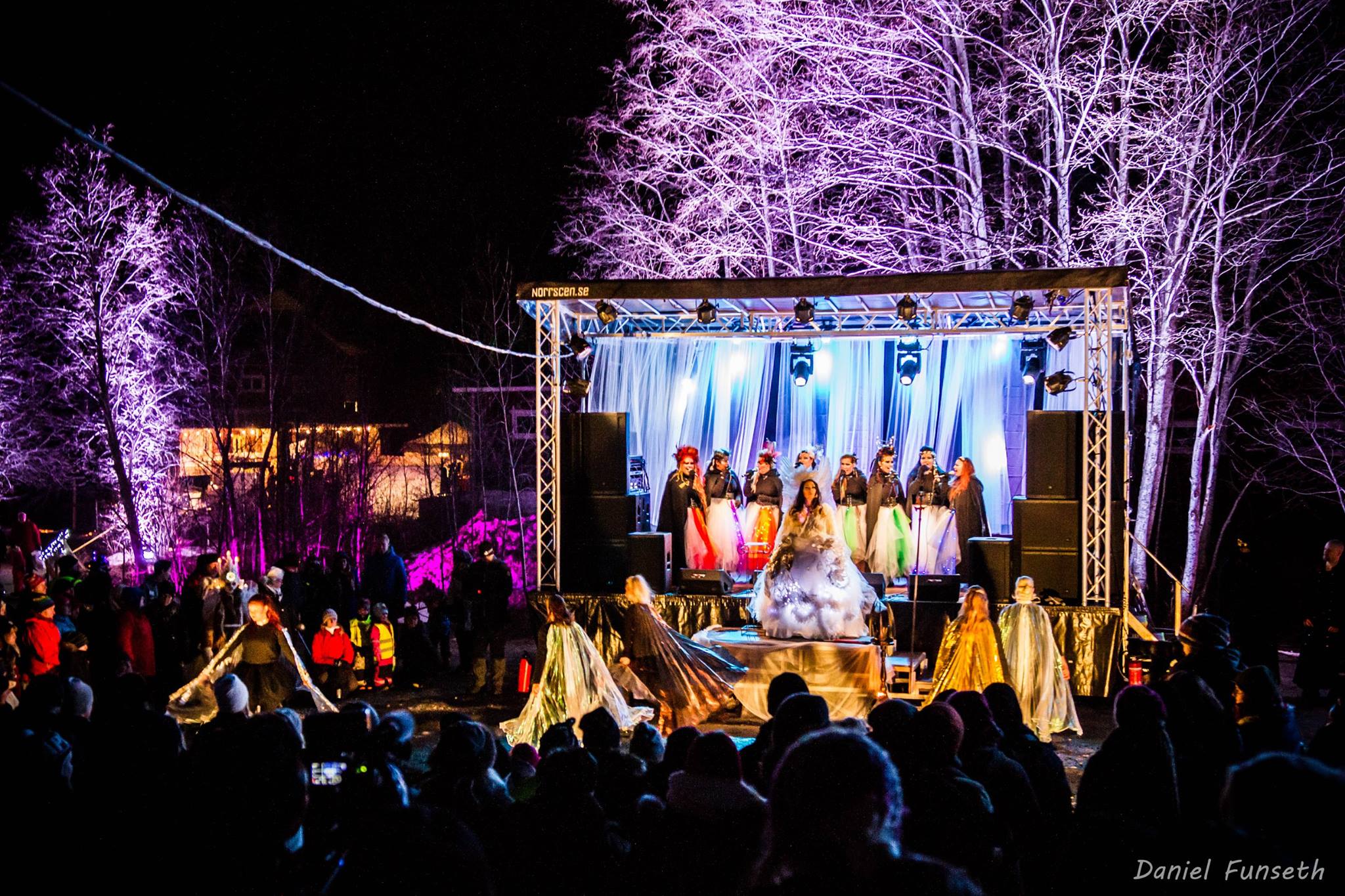 Midvinterglöd 2016. Dimmerar’yn uppträder med folktrolucia Katarina Borbos. Foto: Daniel Funseth.