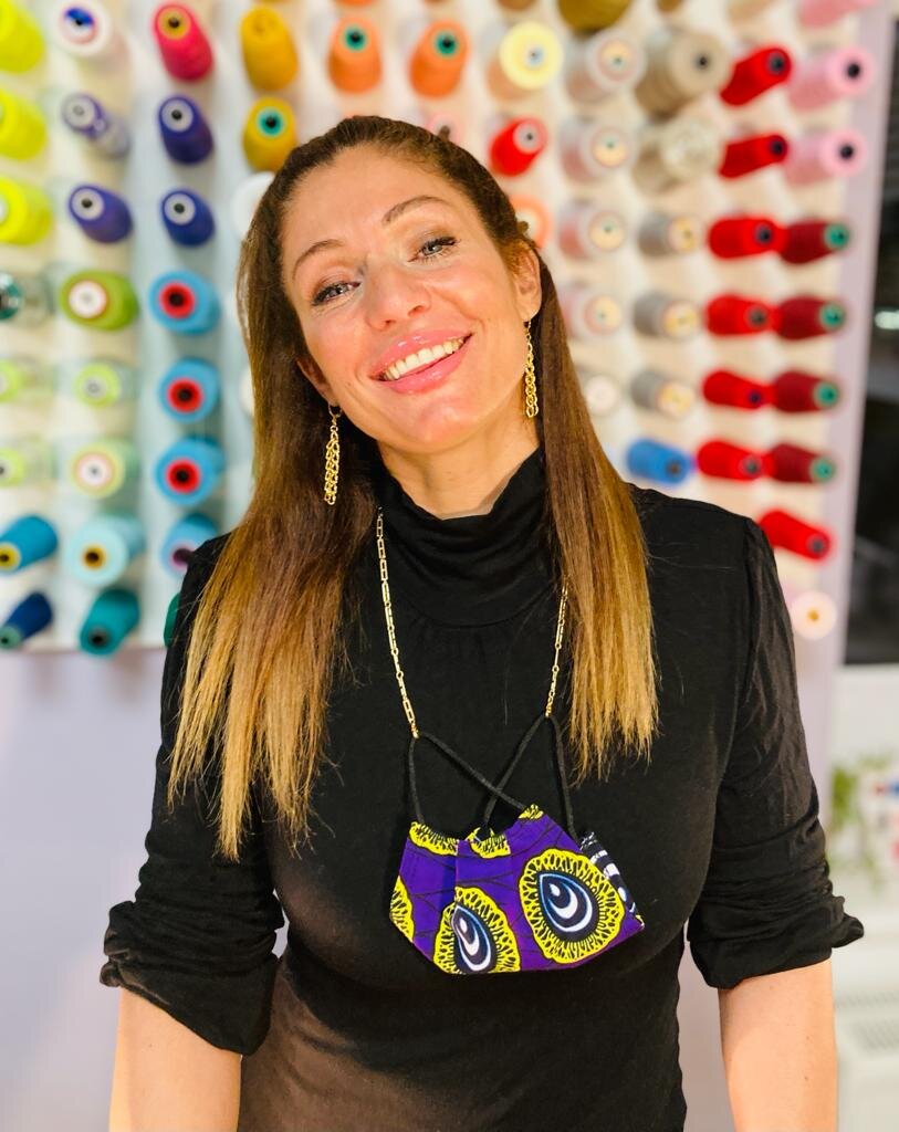 Lila Maske mit gelben Pfau-Print mit Gold-Kette - wenn man die Maske mal nicht braucht, wird sie einfach gefaltet als Schmuck getragen