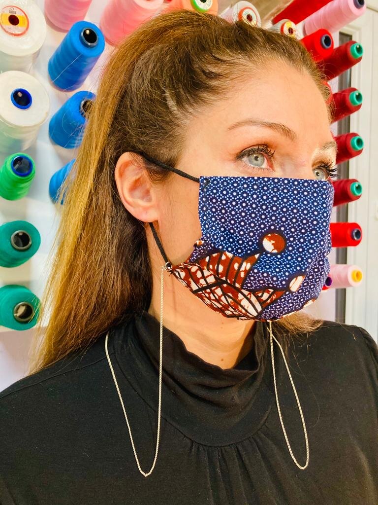 Blaue Maske mit braun-blauer Afrikaprint mit Silber-Kette