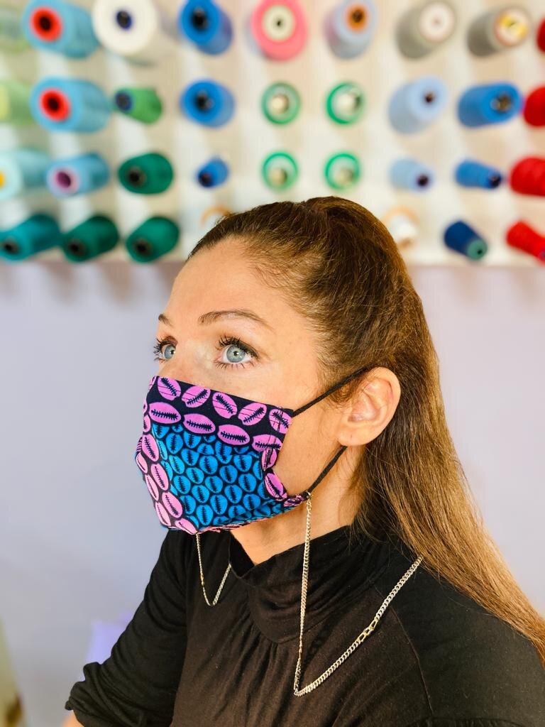 Maske mit rosa Muscheln und blauen Afrikaprint mit Silber-Kette