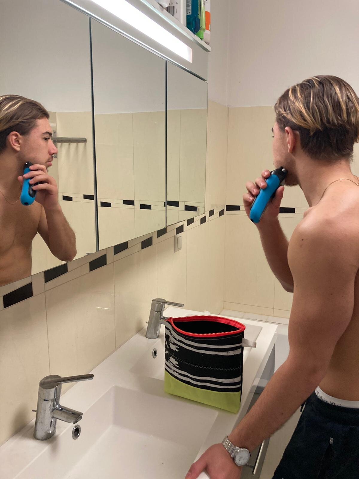 Toiletttasche mit Reisverschluß oben. Das Material der Tasche ist aus Kitesurf-Kites geupcylcled und extrem widerstandsfähig, und wasserundurchlässig. Jede Tasche ist von mir gefertigt und ein Unikat. Es gibt daher auch unterschiedliche Farben un