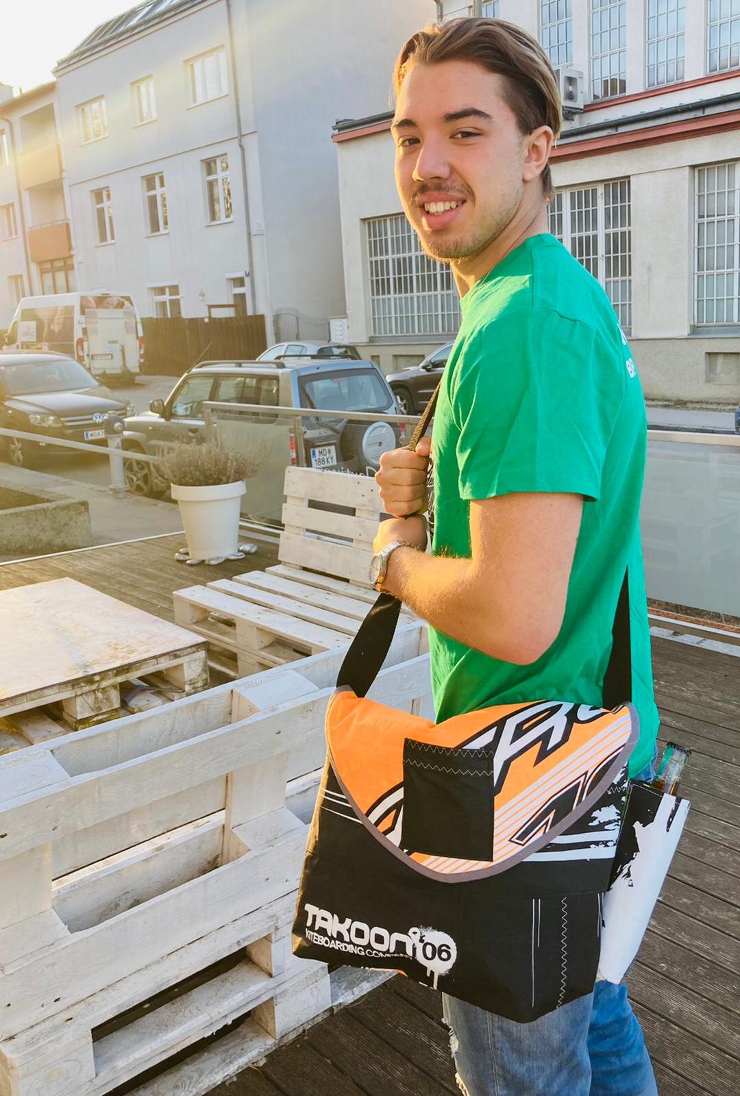 Umhängetasche mit extra Fach für Flasche. Das Material der Tasche ist aus Kitesurf-Kites geupcylcled und extrem widerstandsfähig, und wasserundurchlässig. Jede Tasche ist von mir gefertigt und ein Unikat. Es gibt daher auch unterschiedliche Farbe