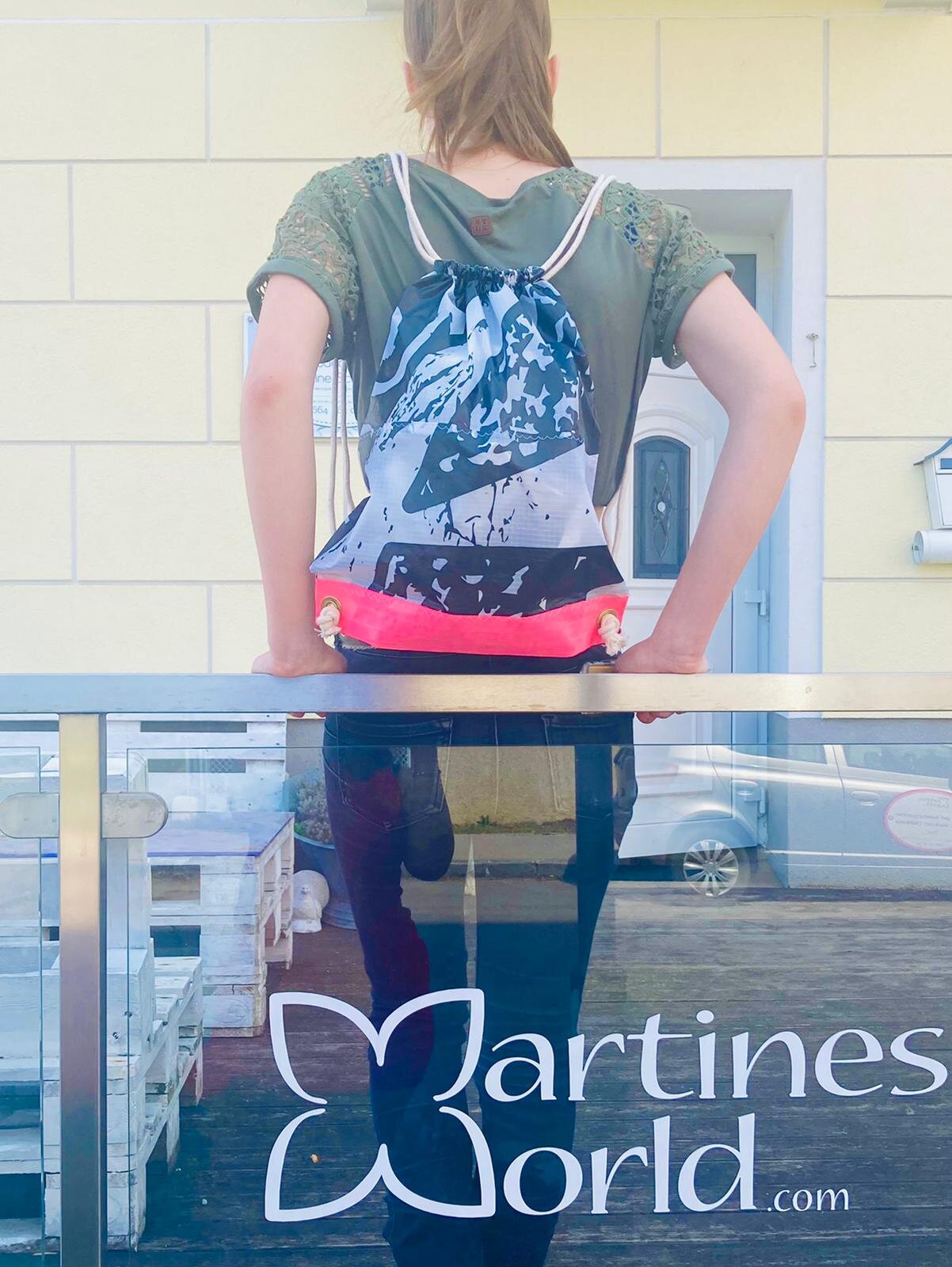 Leichter Sportbeutel mit Trägern aus 100% natürlicher Baumwolle. Das Material der Tasche ist aus Kitesurf-Kites geupcylcled und extrem widerstandsfähig, und wasserundurchlässig. Jede Tasche ist von mir gefertigt und ein Unikat. Es gibt daher auch