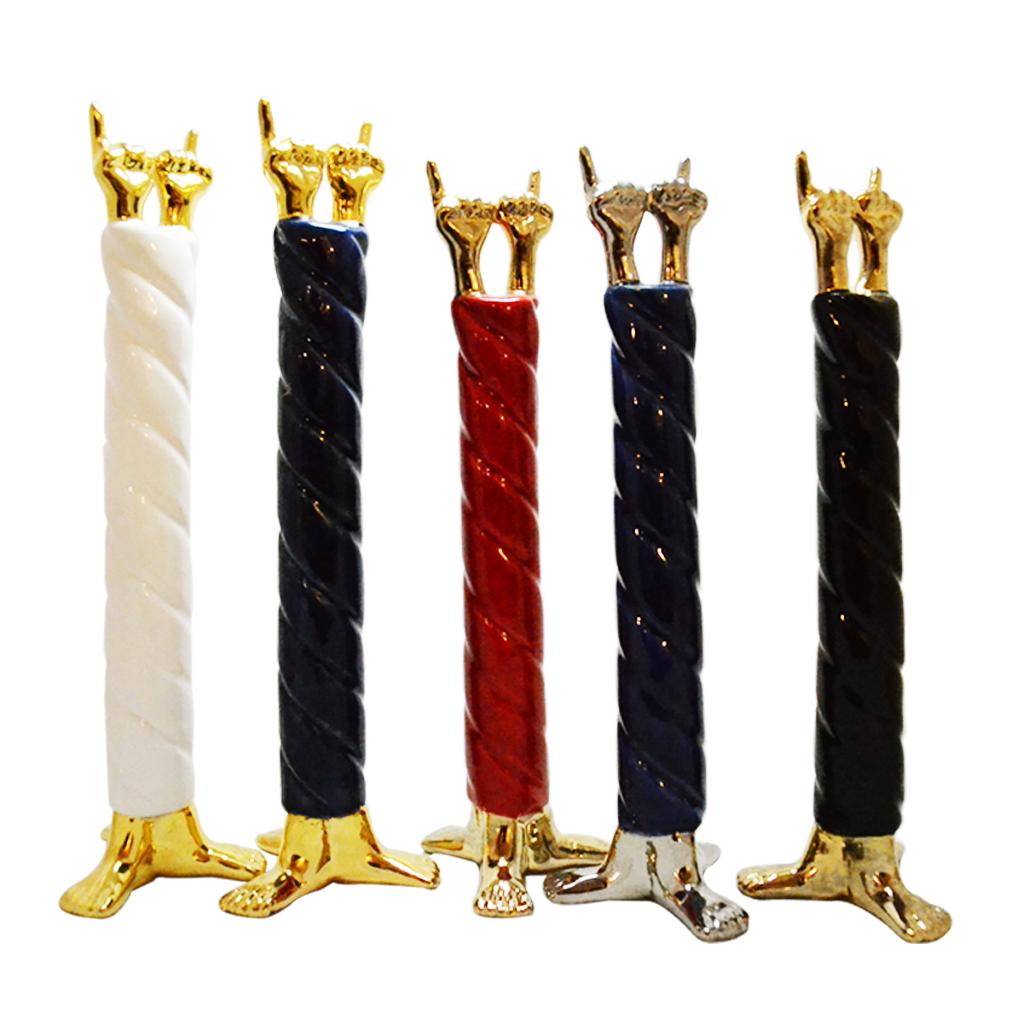 Esculturas de columnas. Elaboradas en cerámica de alta temperatura, con baño de oro blanco o amarillo. Tamaños: 23 cm x 7 cm x 7.5 cm. Colores: Blanco, Azul, Negro, Rojo.
