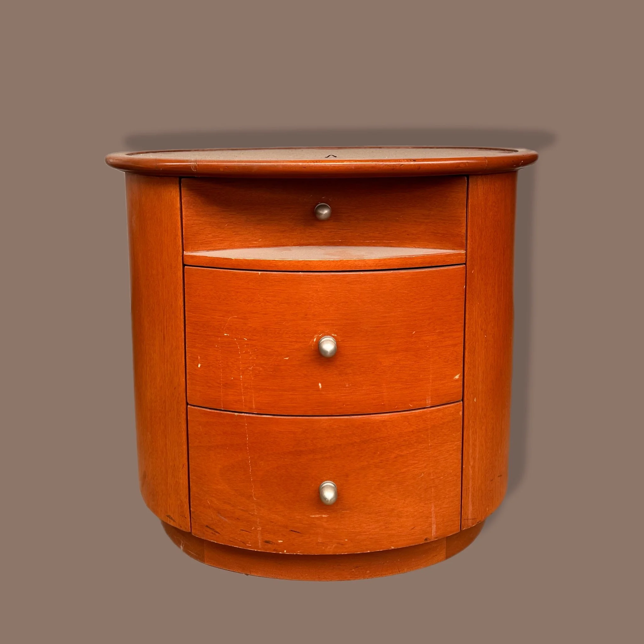  Par de mesas de noche. Madera de cedro rojo. Diseño cilíndrico con 3 cajones.  48.5 x 54.5 x 44 cm. 