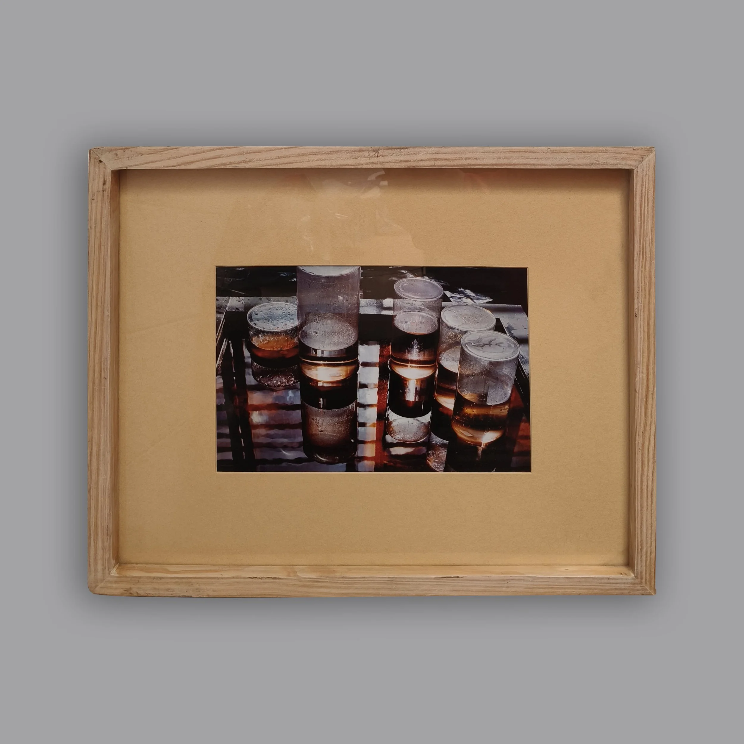   Esteve Casanoves. Vasos.  Impresión sobre placa de gelatina. Firmada al reverso. Enmarcada.  19 x 29.5 cm 