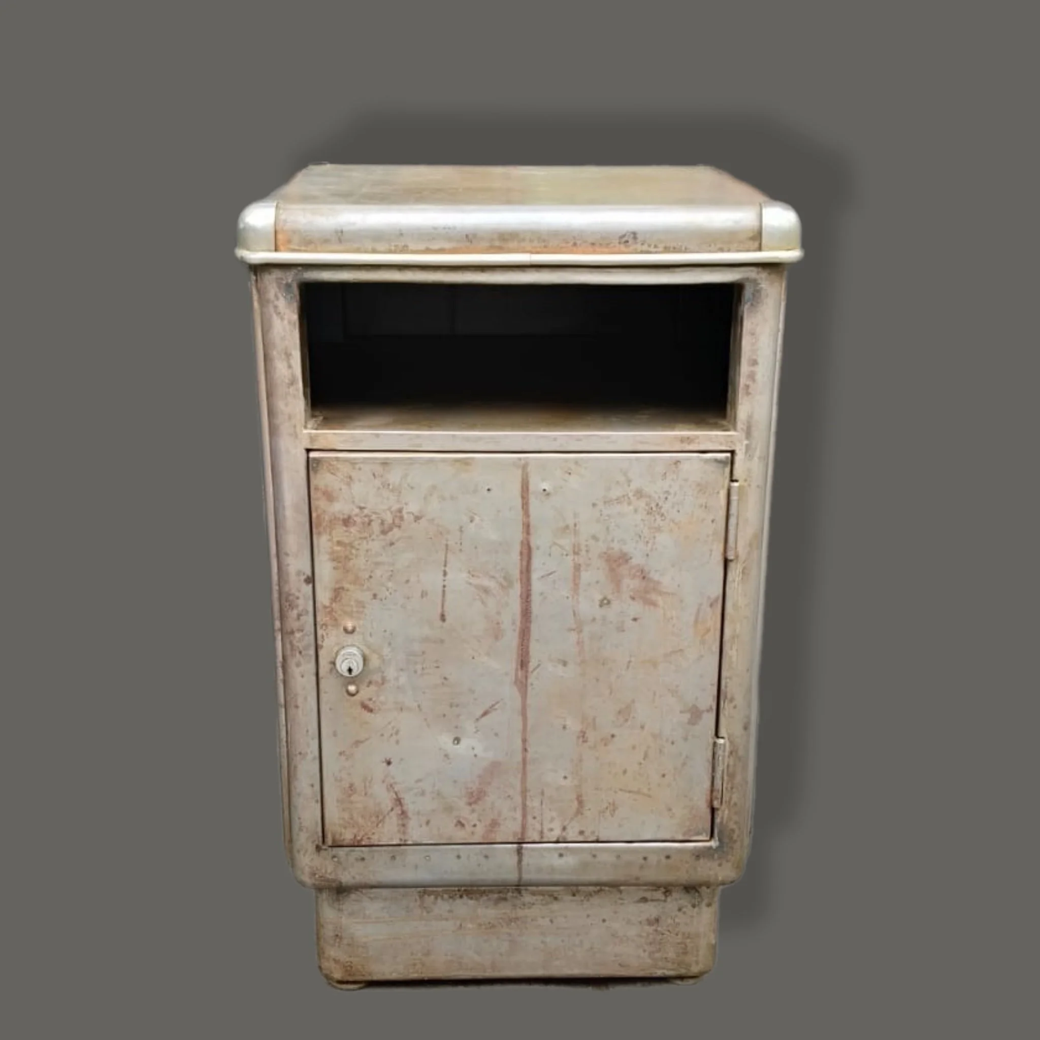  Mesa de noche, años 70. Lámina de acero.  71 x 42 x 41 cm. 