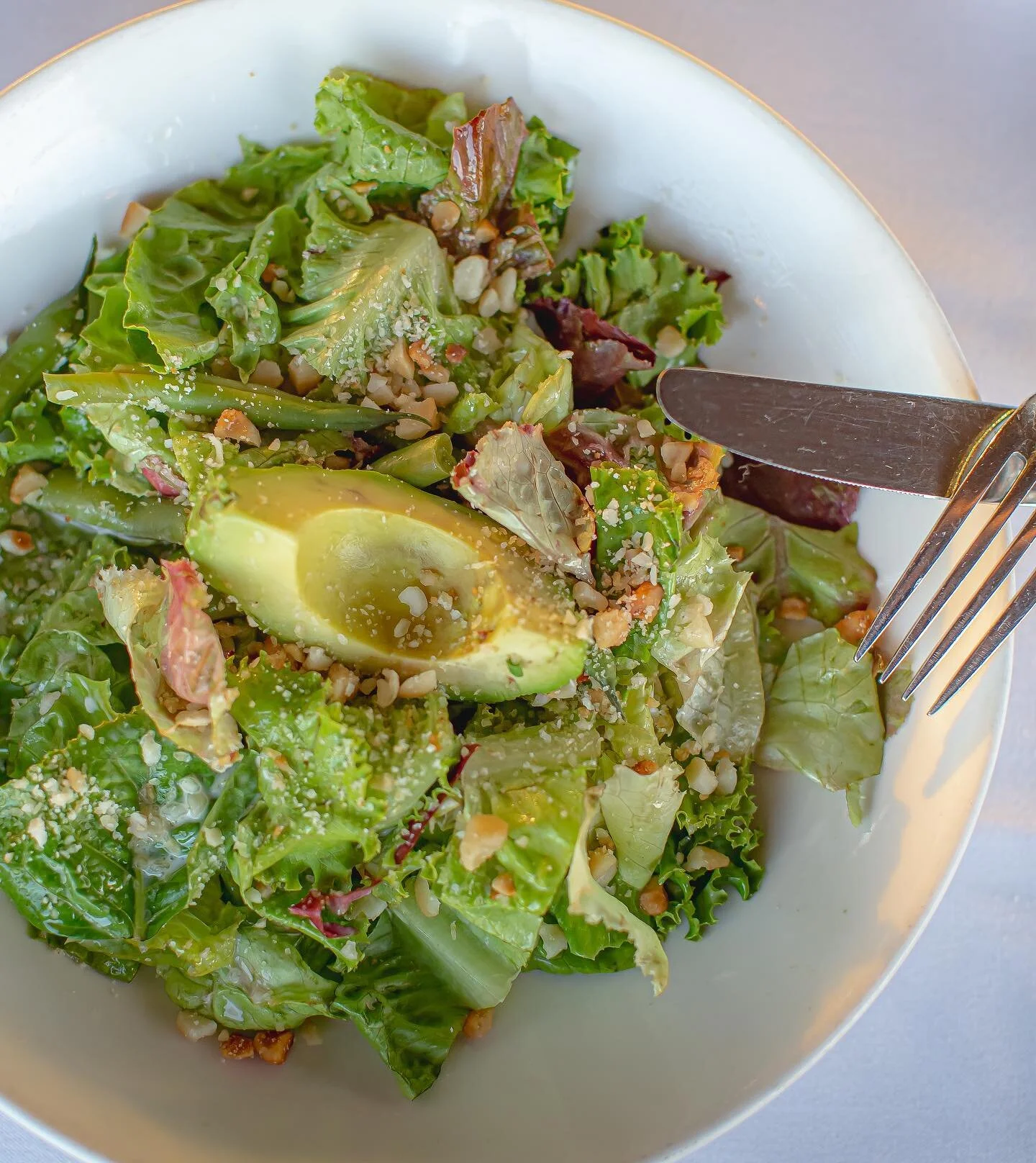 🌱 Local Greens from @huamomonafarms Avocado, Green Beans, toasted Mac Nuts and house-made White Balsamic Dressing&hellip;Need we say more? 😋
📸: @stokedshutters 
#WeMakeitBetter #littlehousesalad #supportlocal #asaladaday