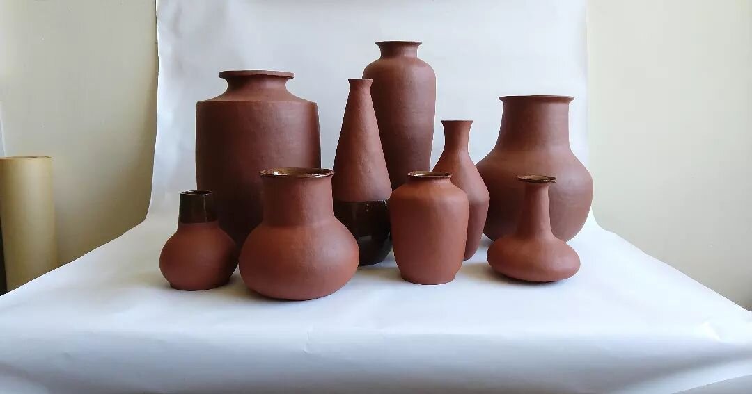 coiled vessels 8.16.22
.
.
.
#sculptureforyoureveryday #coilbuilt #ceramic #ceramics #carnevale365 #theamericasmeetaegean #stoneware #pottery