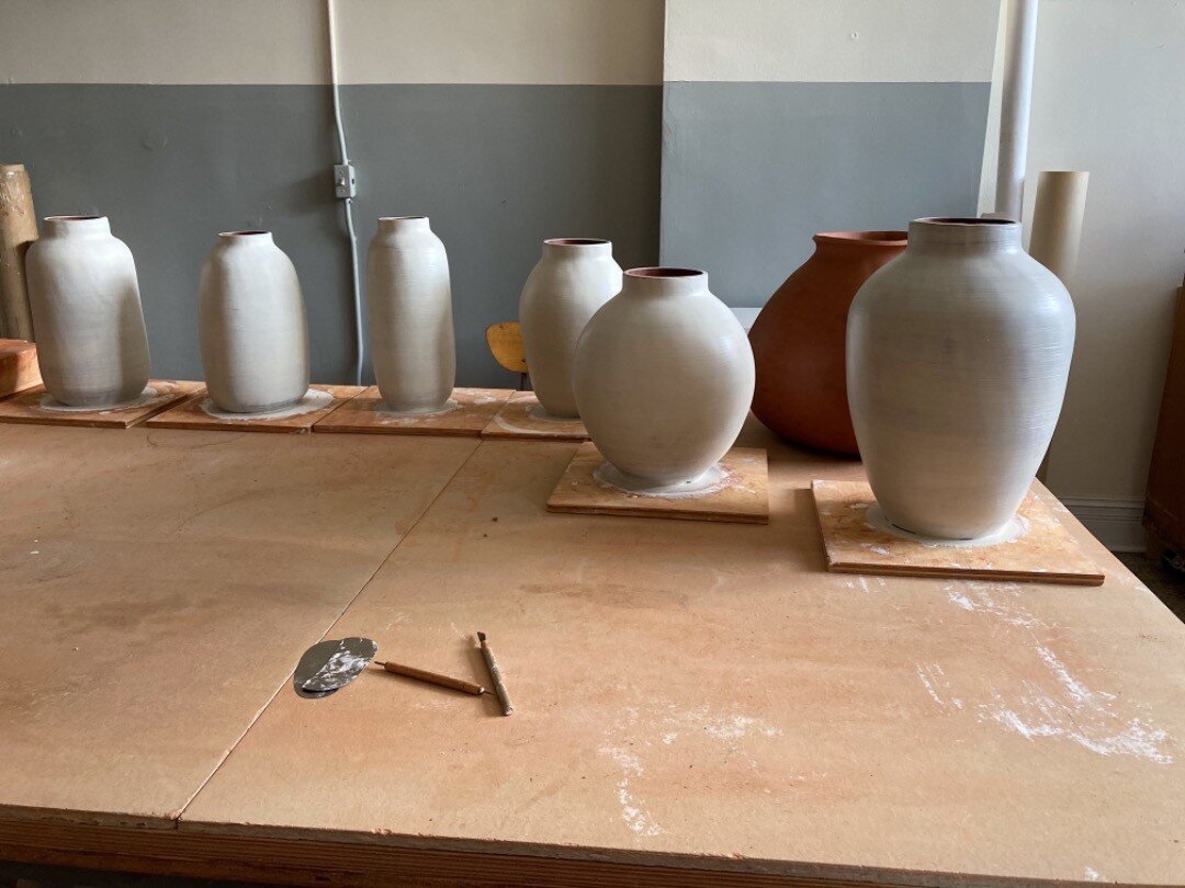 vessels in the works, getting a porcelain wash ⚪️ 7.25.22
.
.
.
#sculptureforyoureveryday #studio #coilbuilt #carnevale365 #lanternvessels #wip #stoneware #chicagodesigner #chicago #design #interiordesign #ceramics #ceramic #sculpture