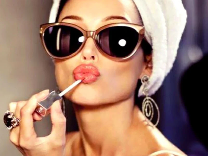 6. Your make up should be more neutral, but don’t forget about red lipstick that is always in trend. When choosing a perfume, try to use a more subtle scent. You don’t have to spend all your money on the most expensive perfumes, but if you really want to smell rich, you can monitor some interesting deals and discounts and get the ones you have dreamed about.