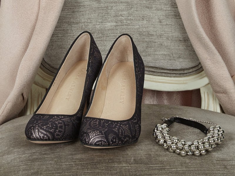 7. Buy good quality shoes. The shoes define the entire outfit so you just can’t ignore this part. Always try to choose minimalistic style pairs, so you will be able to combine most of your outfits with them. Don’t be afraid to spend extra money on quality shoes, get at least one really expensive and valuable pair. Keep your shoes clean and don’t forget to polish them.