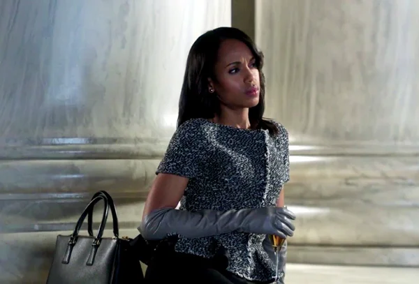 abc.go.com Episode: All of them Designer: Prada (what else?) Why it was chosen: “I had 20 purses in the room, and Kerry said, ‘What about that one?’” The purse Washington pointed to was Paolo’s, and it ended up being used on the show. “ABC owes me a Prada purse; it’s still there today.”