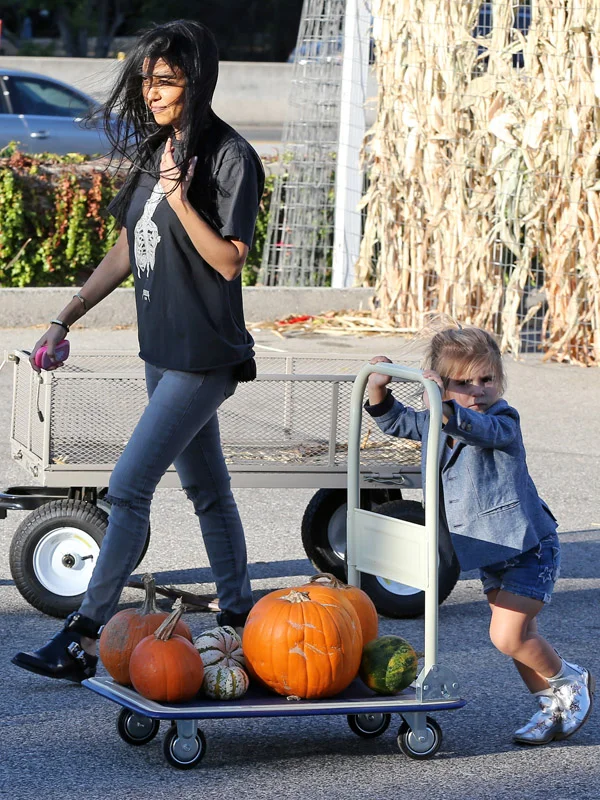 Kourtney-Kardashian-takes-Mason-and-Penelope-to-the-pumpkin-patch-in-Calabasas.jpg