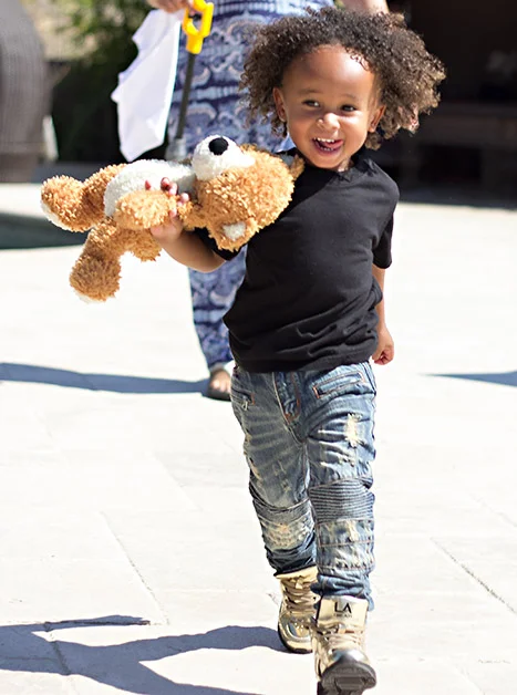 The rapper, 25, tapped his precious little boy to debut a pair of shiny gold kicks from his LA Gear back-to-school collection for kids, which Tyga designed with King Cairo in mind. Read more: http://www.usmagazine.com/celebrity-style/news/tygas-son-king-cairo-2-makes-modeling-debut-for-la-gear-pics-201599#ixzz3qR0EtAij Follow us: @usweekly on Twitter | usweekly on Facebook