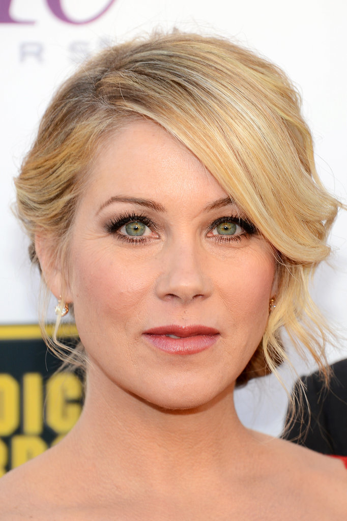 Christina-Applegate-face-framing-style-grey-eyeshadow-look.jpg