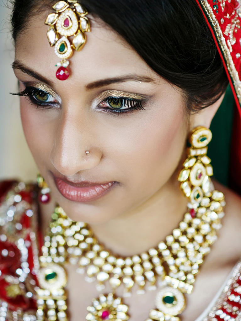 PHOTO BY NADIA D. PHOTOGRAPHY This bride clearly knows an ornate dress and accessories call for equally stunning makeup. Glittering metallic shadow, black liner along the water line and lashes for days make her eyes seriously pop. From the album A Punto De Vista Wedding in Manuel Antonio, Costa Rica