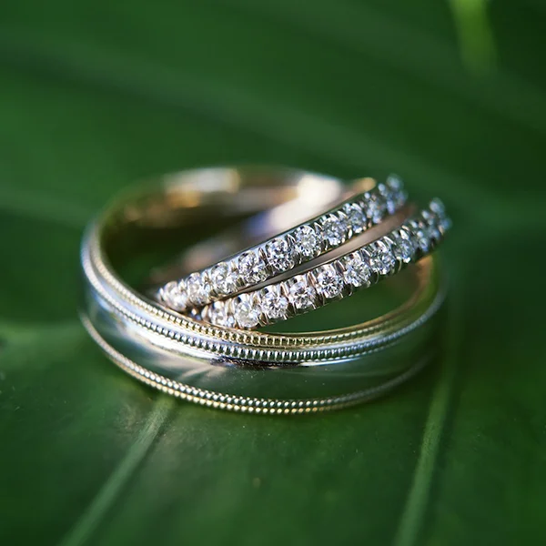 Go wild with natural elements like this lush, green leaf. Photo: Readyluck